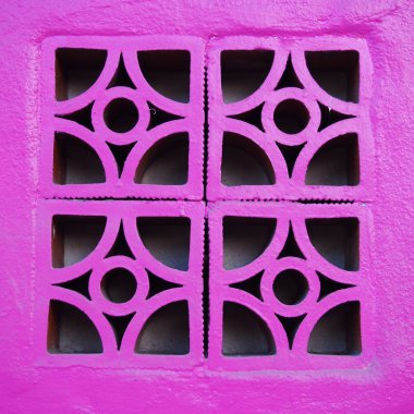 Duvarda pembe beton blok var.