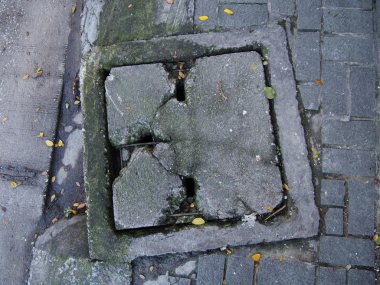 Kanalizasyon kapağının çatlak