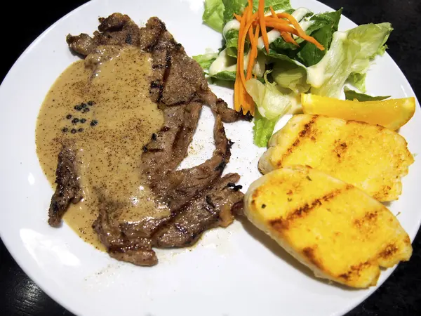 Steak sapi dan salad di piring — Stok Foto