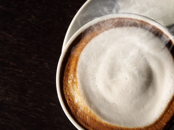 Gorące latte z pianką mleka — Zdjęcie stockowe