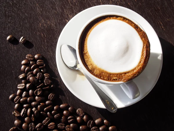 Horké latte s pěnou mléka — Stock fotografie