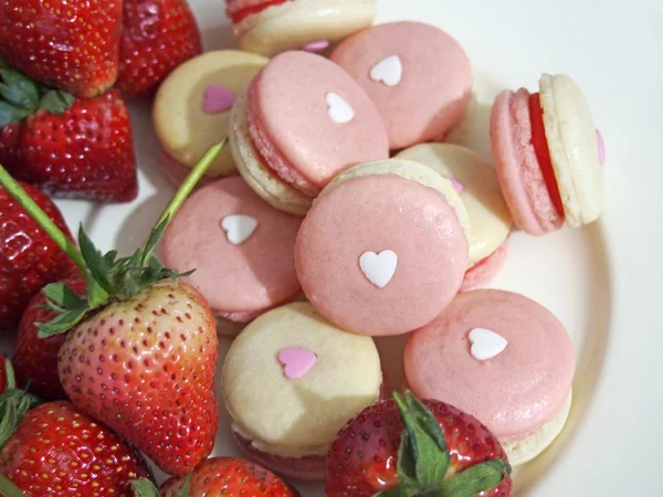 Strawberry french macarons with heart — Stock Photo, Image