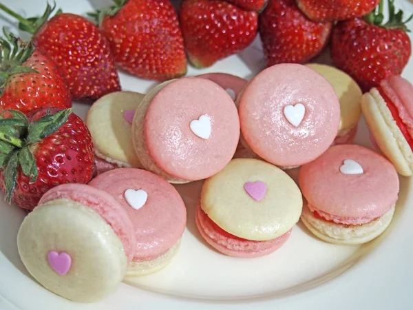 Strawberry french macarons with heart — Stock Photo, Image