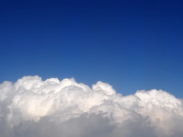 Blå himmel bakgrund med vita moln — Stockfoto