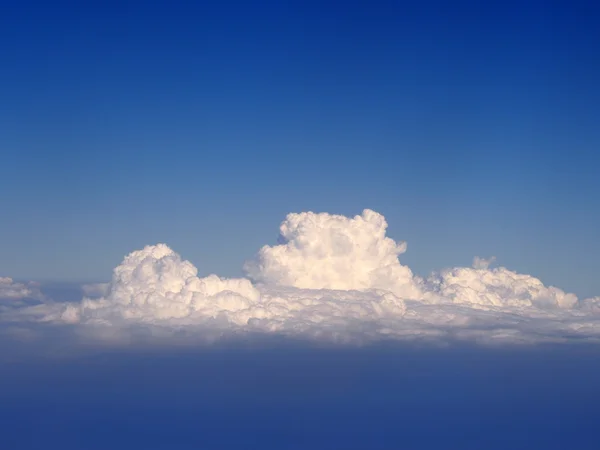 Sfondo cielo blu con nuvole bianche — Foto Stock