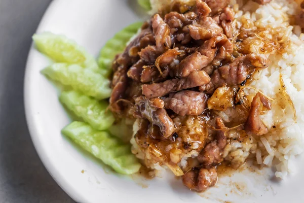 Daging Babi Goreng dengan bawang putih Pepper di atas Beras — Stok Foto