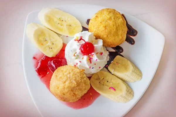 Helado frito y nata batida — Foto de Stock