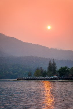 arkasında göl günbatımı