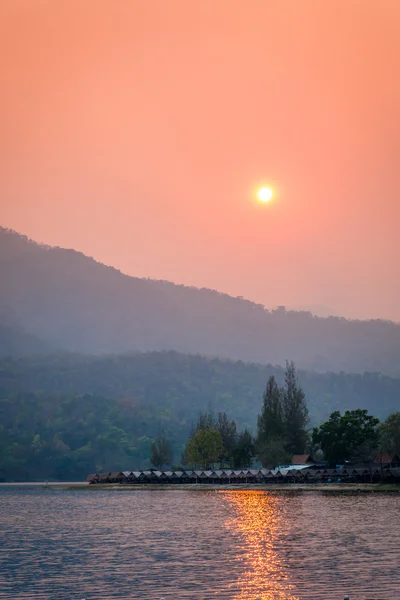 Sunset behind the lake — Stock Photo, Image