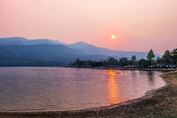 Sunset behind the lake — Stock Photo, Image