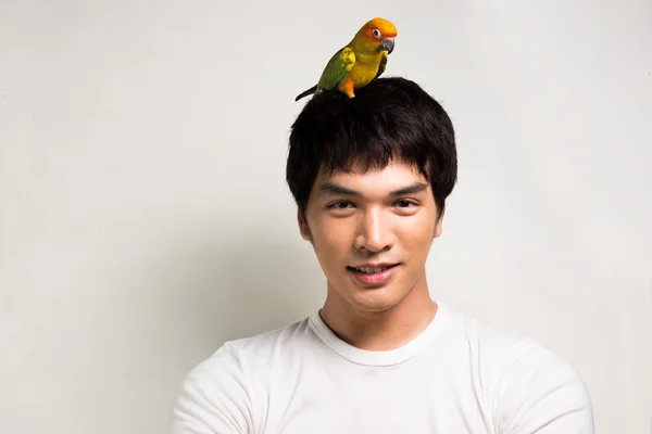 Asian men with parrot - Sun Conure — Stock Photo, Image