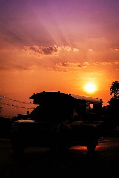 Силуэт автомобиля на закате — стоковое фото