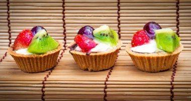 Mini meyve tart ve ahşap arka plan