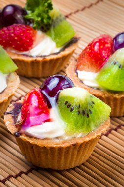 Mini meyve tart ve ahşap arka plan