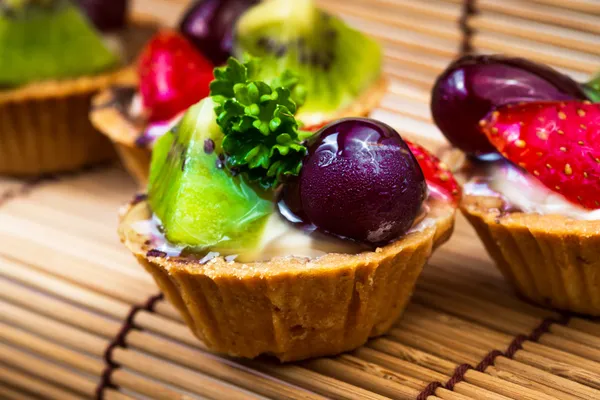 Mini crostata di frutta e sfondo in legno — Foto Stock