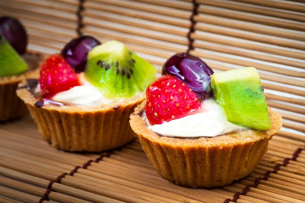 Mini tarta de frutas y fondo de madera —  Fotos de Stock