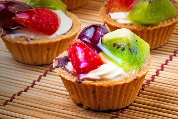 Mini meyve tart ve ahşap arka plan — Stockfoto