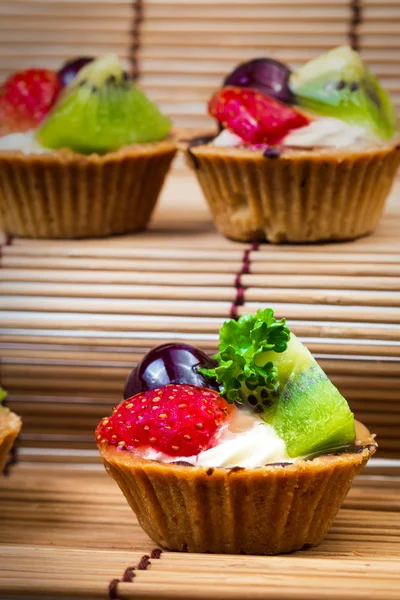 Mini fruit tart and wooden background — Stock Photo, Image