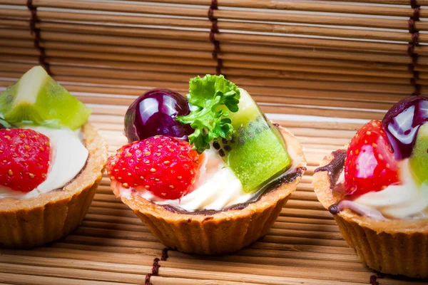 Mini meyve tart ve ahşap arka plan — Stockfoto