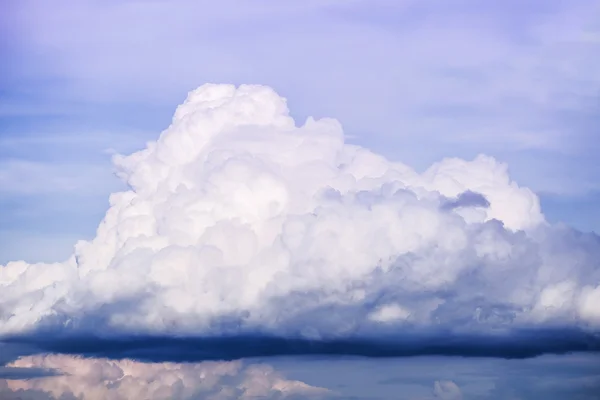 Fluffiga moln och stämningsfull — Stockfoto