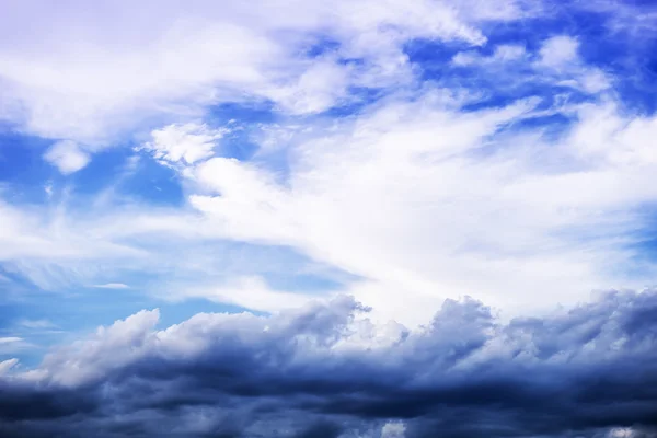 ふわふわ雲および大気 — ストック写真