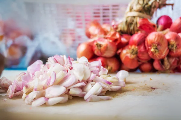 In Scheiben geschnittene rote Zwiebel - Lebensmittelzutat — Stockfoto