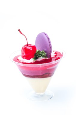 çilekli kek kiraz ve macaron vurdu
