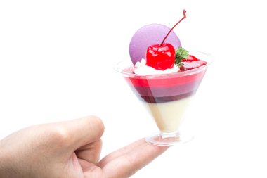 çilekli kek kiraz ve macaron vurdu