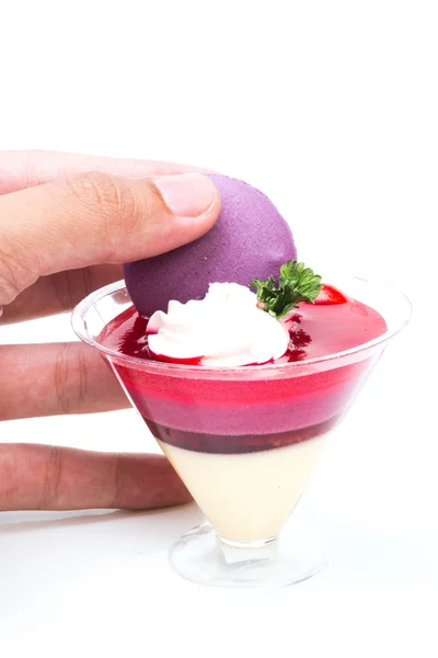 Torta alla fragola con ciliegia e macaron — Foto Stock