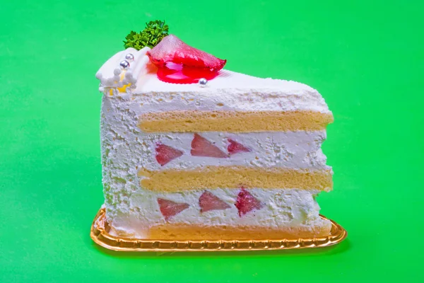 Полуничний крем торт на зеленому фоні — стокове фото