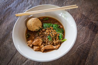 Asya noodle ile kan çorbası