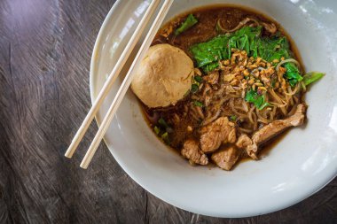 Asya noodle ile kan çorbası