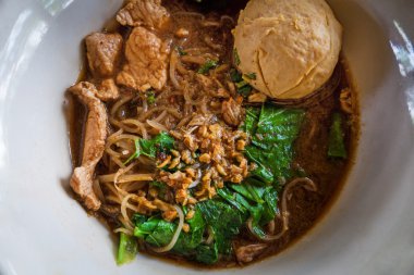 Asya noodle ile kan çorbası