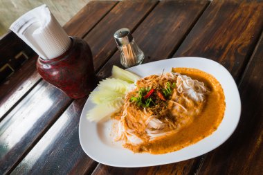 pirinç Köri soslu erişte