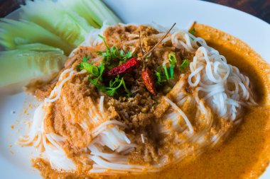 pirinç Köri soslu erişte