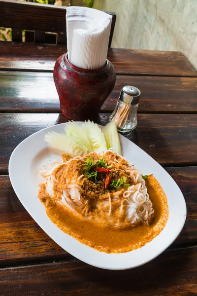 Riisi vermiselli currykastikkeella — kuvapankkivalokuva