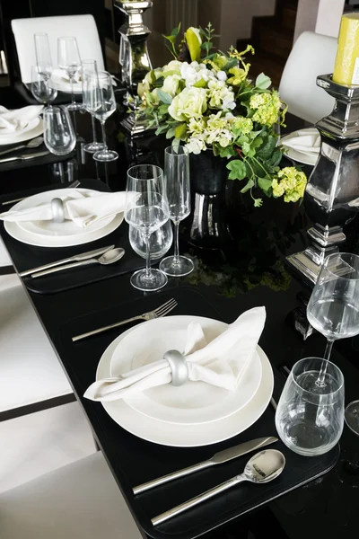 食事の時間のためのテーブルの装飾 — ストック写真