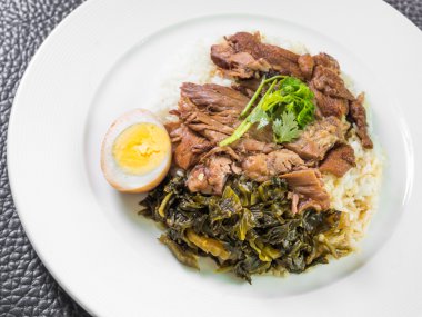 demlenmiş domuz bacağı korur ve haşlanmış yumurta ile pirinç