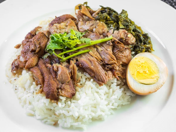 Jambe de porc cuite sur riz avec oeuf bouilli et confiture — Photo