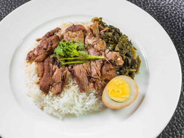 Kaki babi rebus pada nasi dengan telur rebus dan melestarikan — Stok Foto