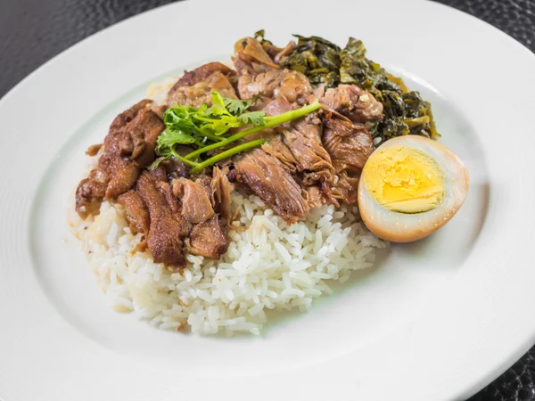 Gestoofde varkensvlees been op rijst met gekookt ei en behouden — Stockfoto
