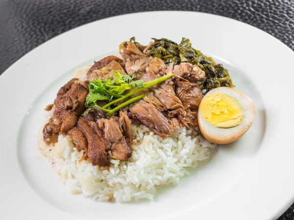 Jambe de porc cuite sur riz avec oeuf bouilli et confiture — Photo