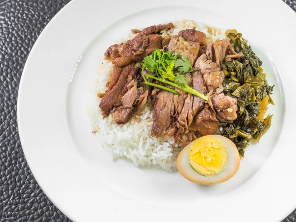 Kaki babi rebus pada nasi dengan telur rebus dan melestarikan — Stok Foto