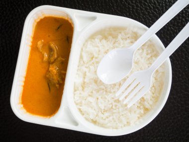 pirinç ve köri yemek kutusu küme