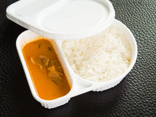 米饭和咖喱菜的套餐框 — 图库照片