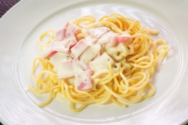 Jambonlu spagetti.