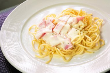 Jambonlu spagetti.