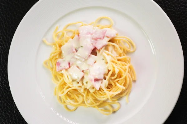 Spaghetti carbonara with ham — Stock Photo, Image