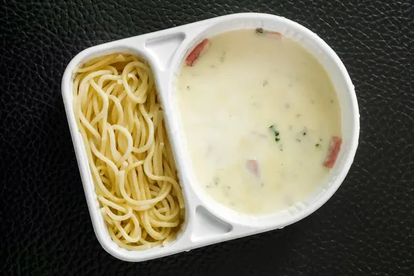 Espaguete carbonara com presunto na embalagem — Fotografia de Stock