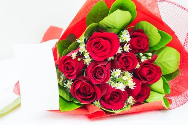 kırmızı kart ile buket